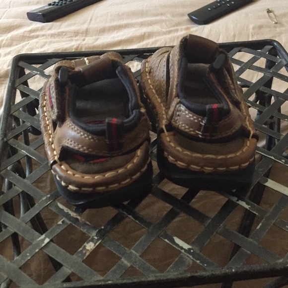 Oshkosh est. 1895 boy shous size 5.M - Picture 4 of 8